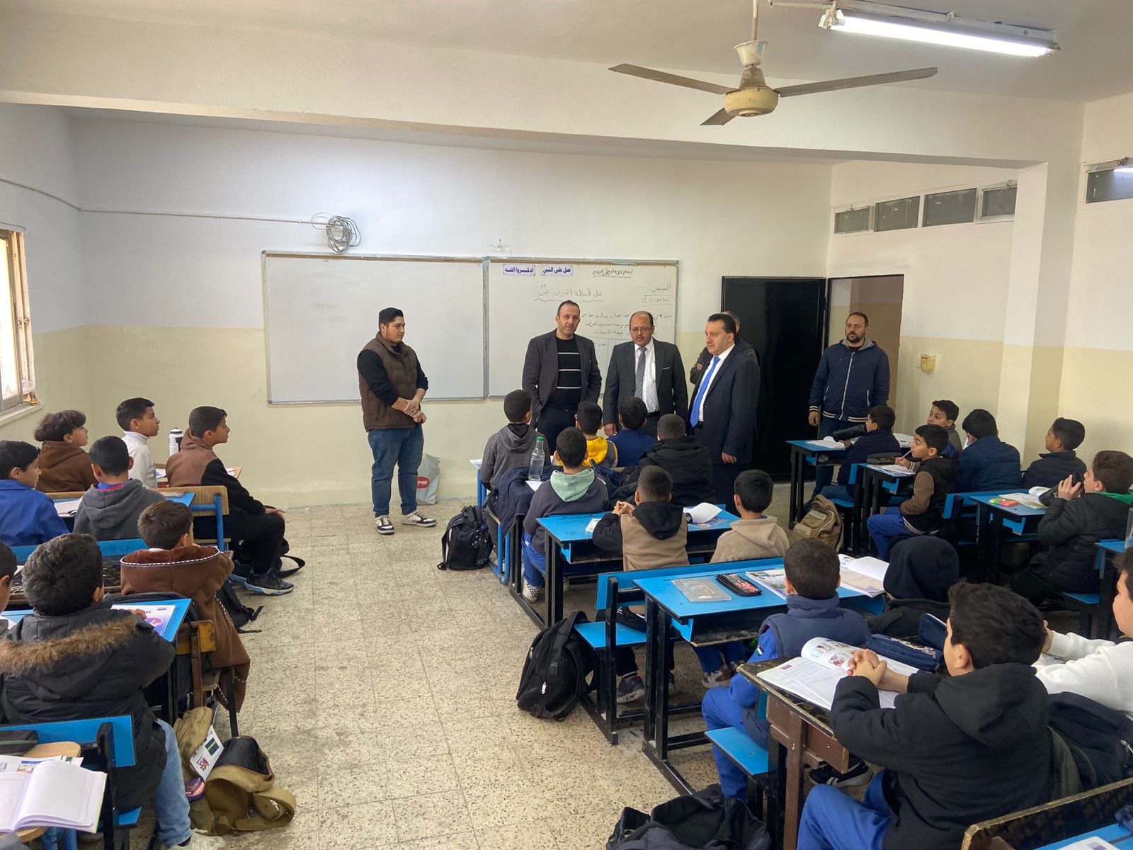 أبو الفول يواصل جولاته الميدانية إلى مدارس الزرقاء الثانية 