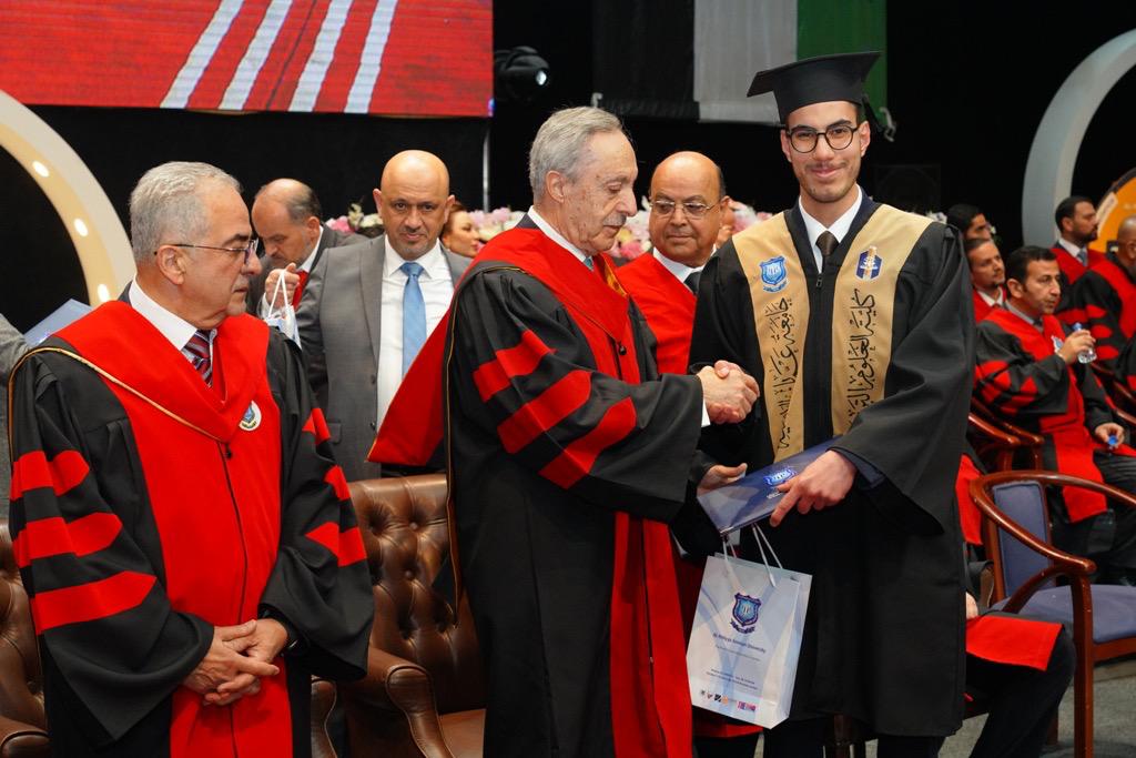 بالصور ... دولة الكباريتي يرعى اليوم الأول لإحتفال عمان الأهلية بتخريج طلبتها للفصل الأول من الفوج 33