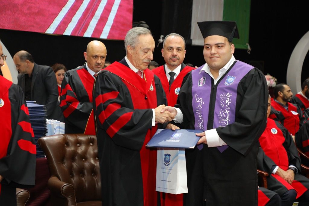 بالصور.. دولة الكباريتي يرعى اليوم الثاني لإحتفال عمان الاهلية بتخريج طلبة الفصل الاول من الفوج 33