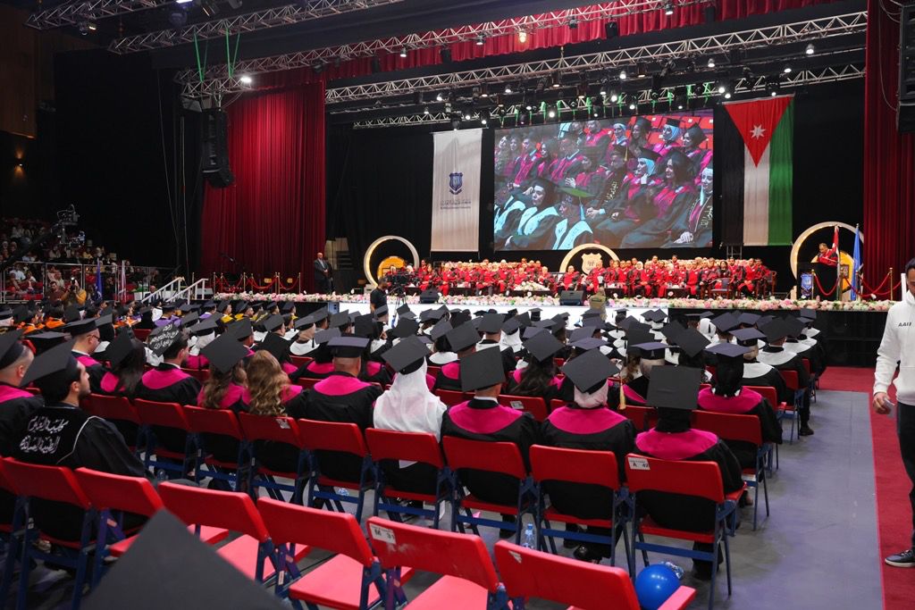 بالصور.. دولة الكباريتي يرعى اليوم الثاني لإحتفال عمان الاهلية بتخريج طلبة الفصل الاول من الفوج 33