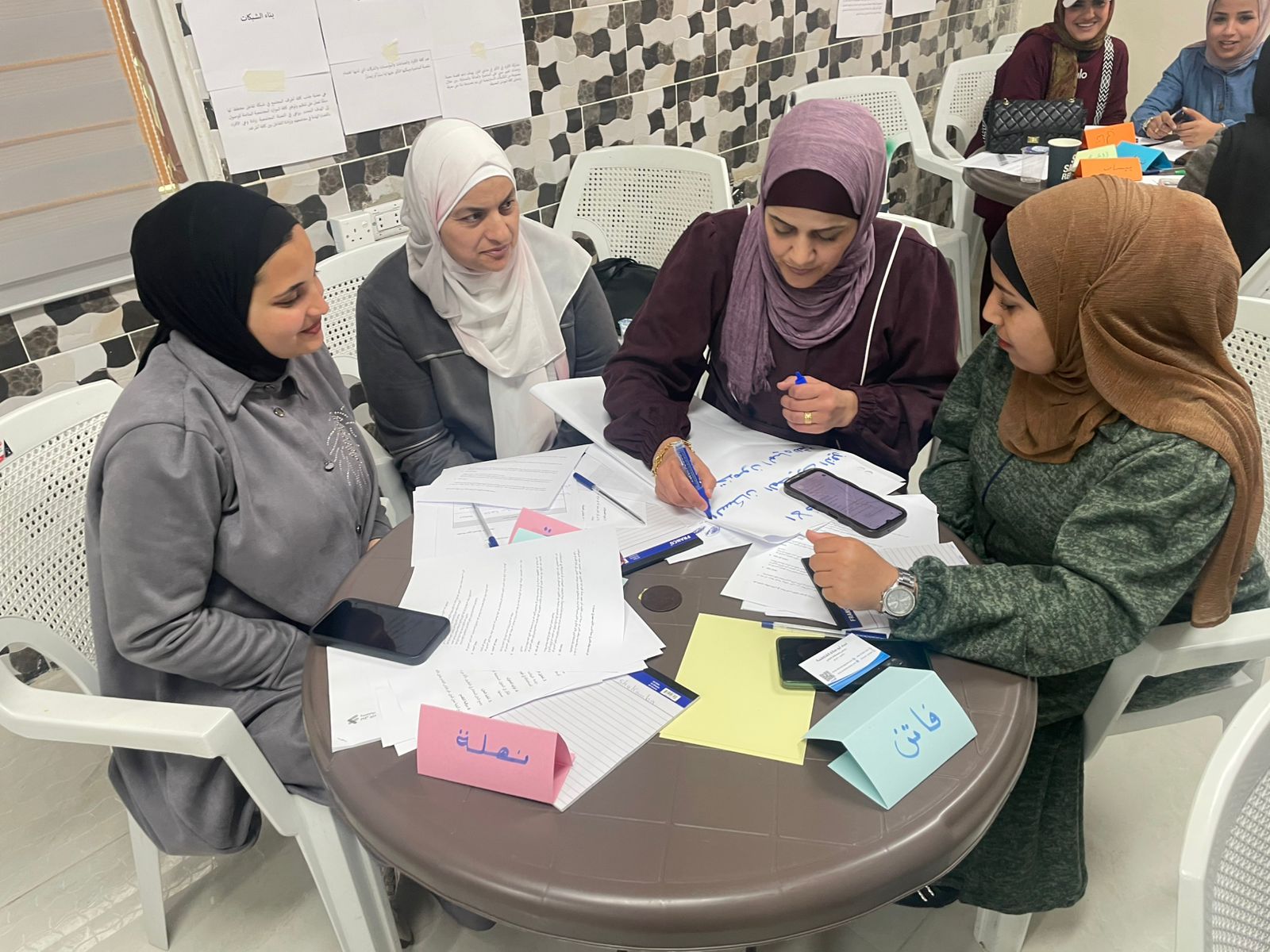 مساواة للتدريب وحقوق الإنسان تنظم جلسة رفع الوعي حول القيادة النسائية والمشاركة المدنية في جبل بني حميدة