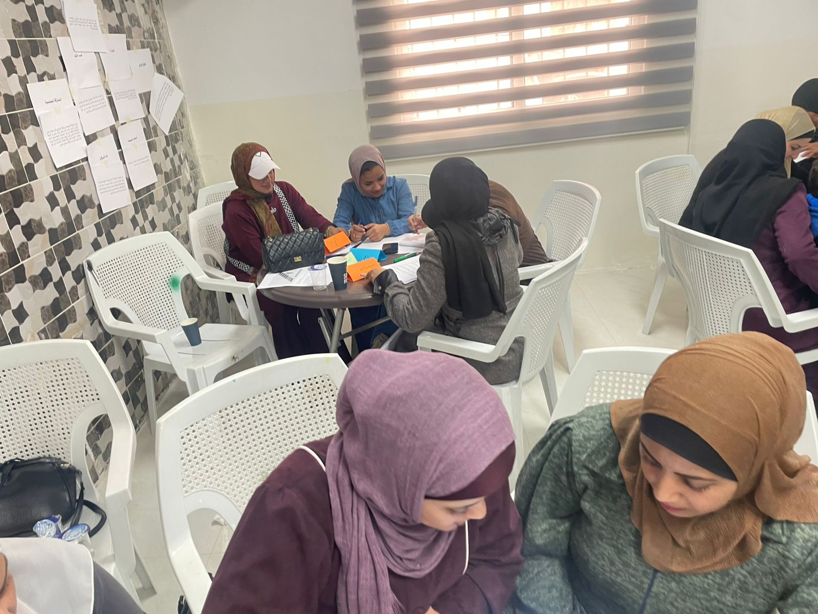 مساواة للتدريب وحقوق الإنسان تنظم جلسة رفع الوعي حول القيادة النسائية والمشاركة المدنية في جبل بني حميدة