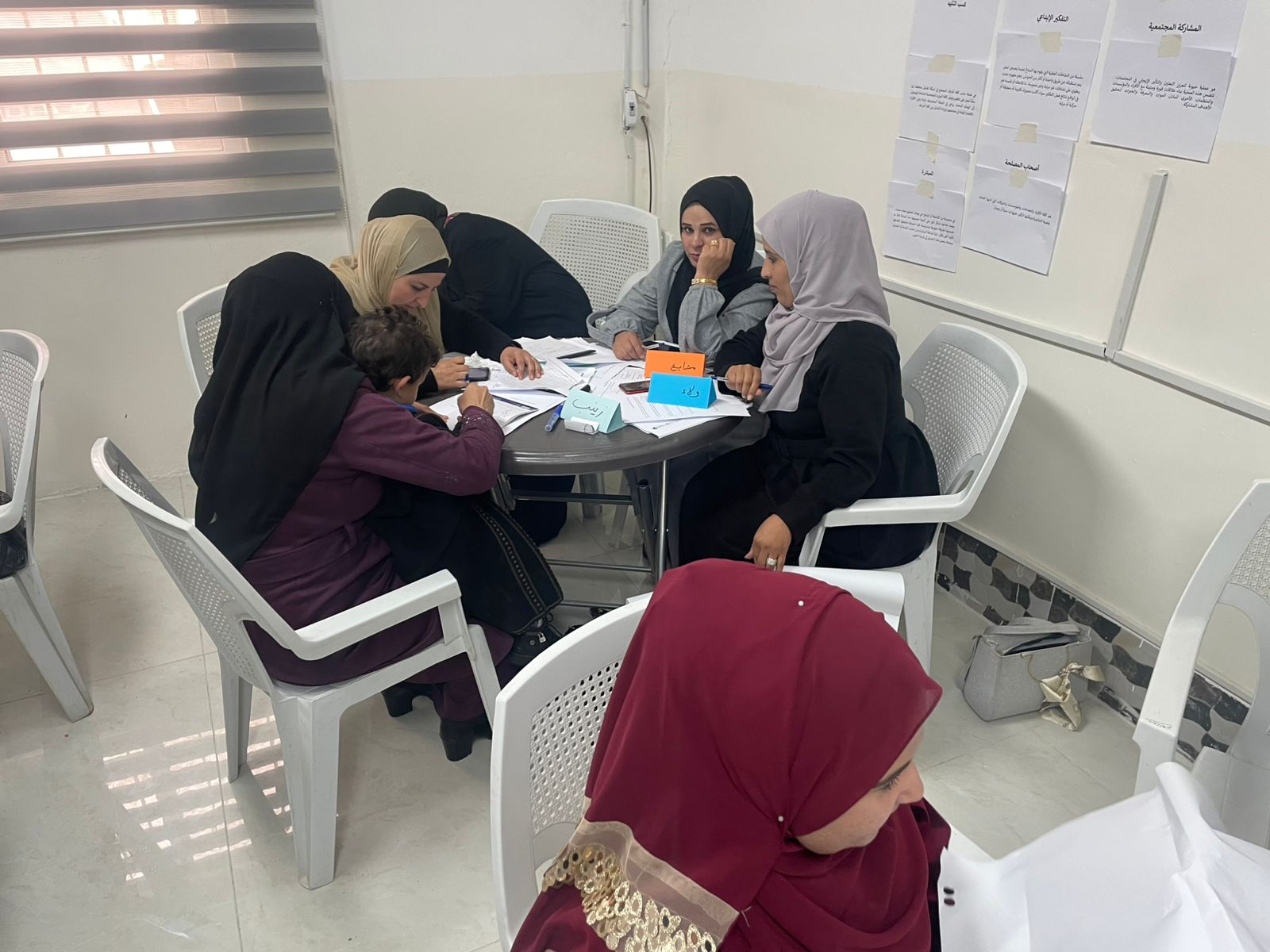 مساواة للتدريب وحقوق الإنسان تنظم جلسة رفع الوعي حول القيادة النسائية والمشاركة المدنية في جبل بني حميدة