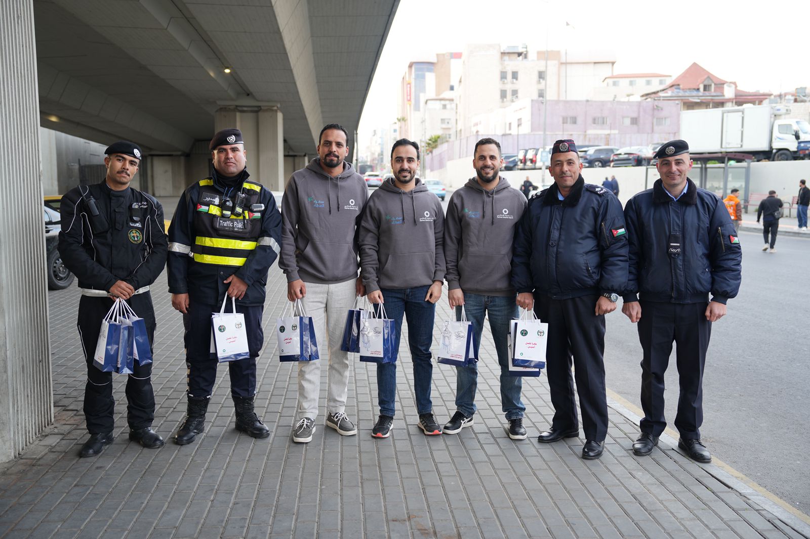 بنك صفوة الإسلامي يوزع التمر والماء على الصائمين بالتعاون مع إدارة السير المركزية