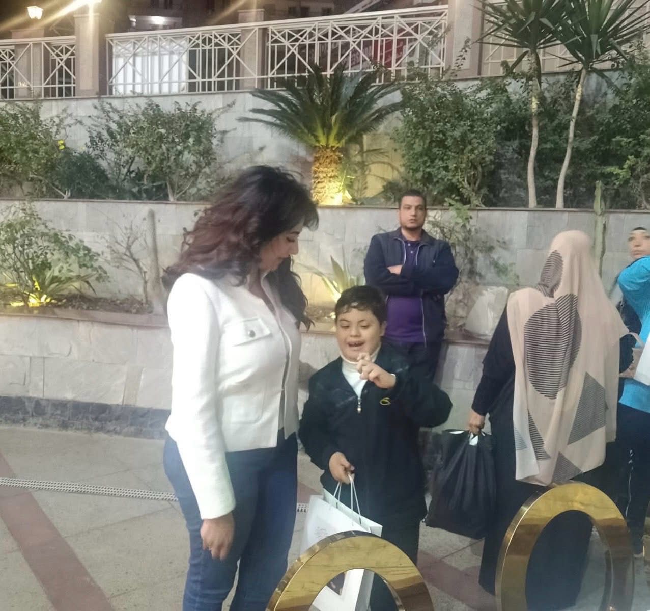 في لفتة إنسانية.. النائب طارق المحمدي يشارك فريق “القلوب البيضاء” إفطار رمضان