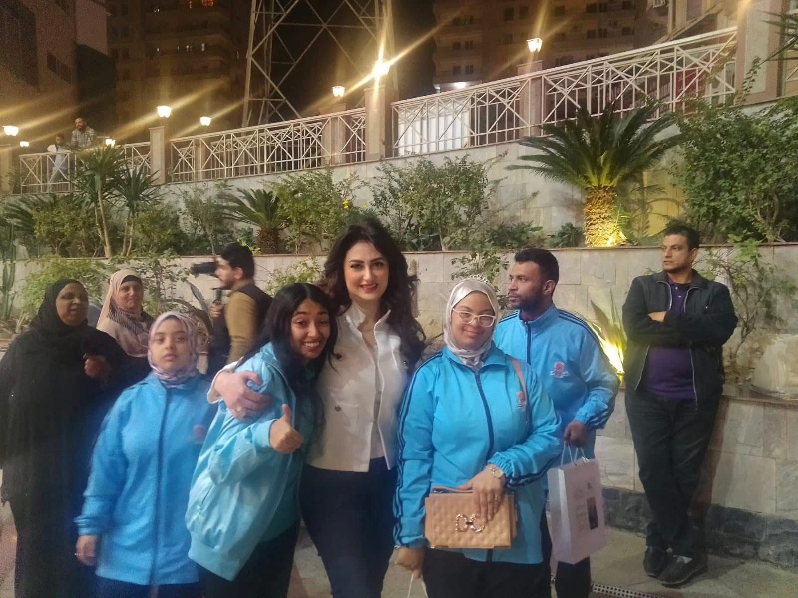 في لفتة إنسانية.. النائب طارق المحمدي يشارك فريق “القلوب البيضاء” إفطار رمضان