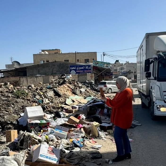القدس : سلطة جودة البيئة تتابع شكوى بيئية في الرام وتغلق بؤرة نفايات عشوائية بالتعاون مع البلدية