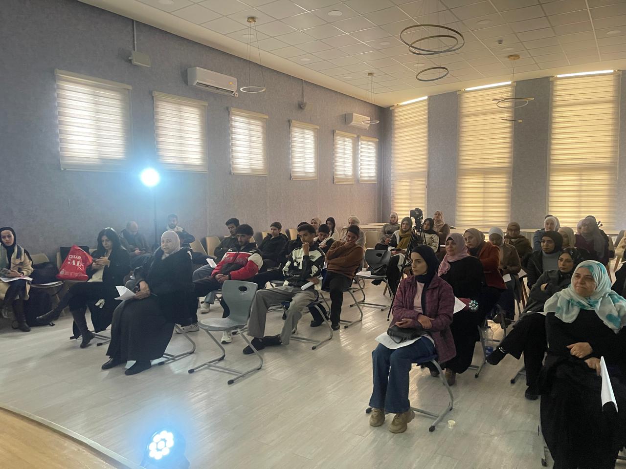 عرض مسرحي توعوي في مركز شابات القويسمة حول الإيذاء الرقمي