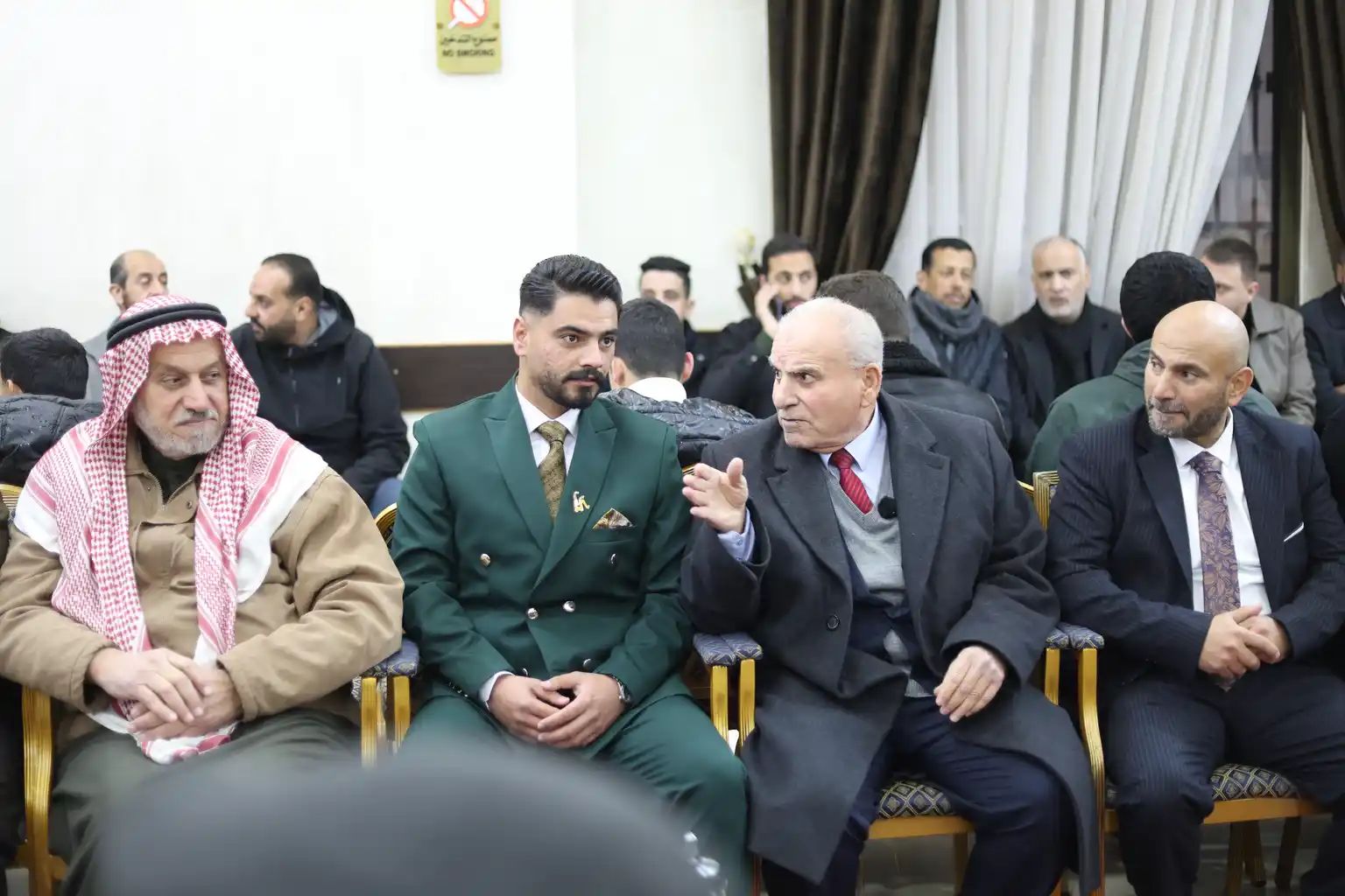 آل غنام النجار وآل عشا نسايب .. الصحفي محمد غنام طلب والنائب د. احمد عشا اعطى