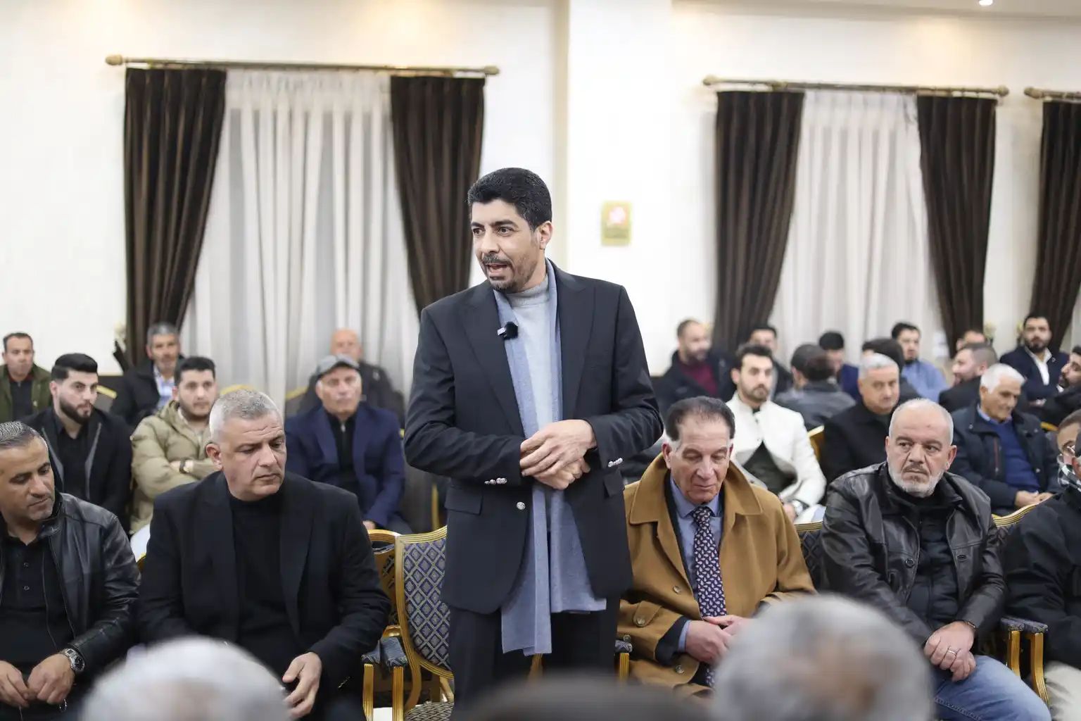 آل غنام النجار وآل عشا نسايب .. الصحفي محمد غنام طلب والنائب د. احمد عشا اعطى