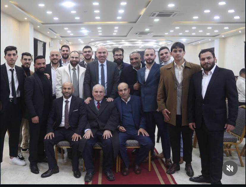 آل غنام النجار وآل عشا نسايب .. الصحفي محمد غنام طلب والنائب د. احمد عشا اعطى