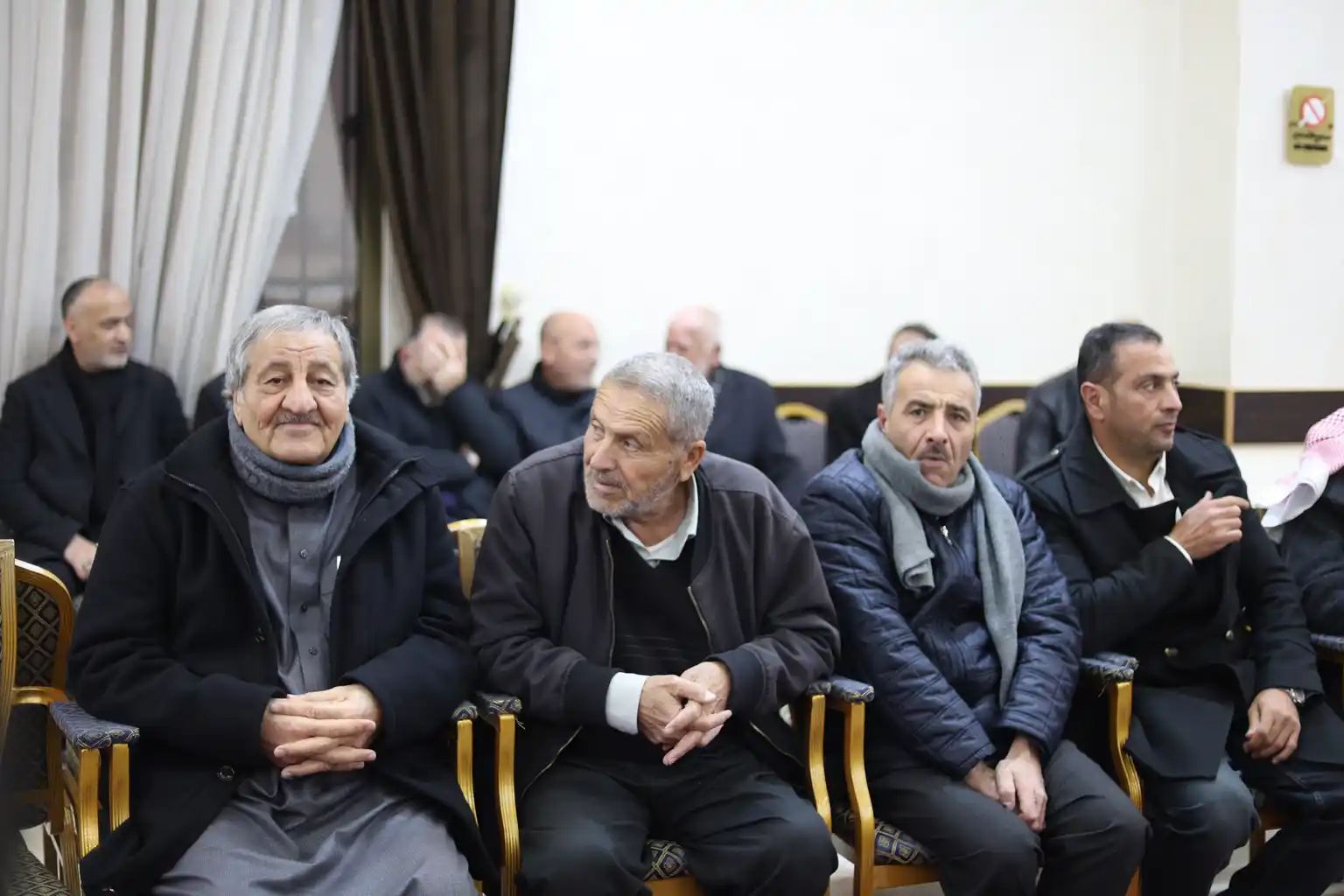 آل غنام النجار وآل عشا نسايب .. الصحفي محمد غنام طلب والنائب د. احمد عشا اعطى