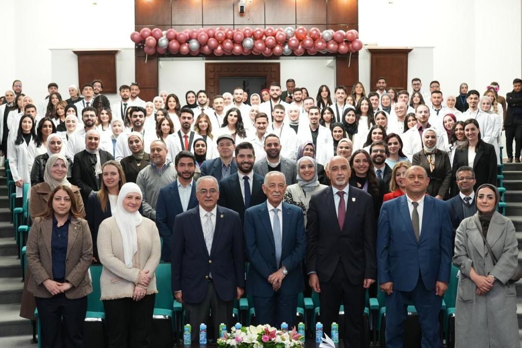 بحضور رئيس الديوان الملكي وبرعاية رئيس الجامعة: طلبة طب الأسنان في عمّان الأهلية يؤدّون قسم المهنة لبدء التدريب السريري