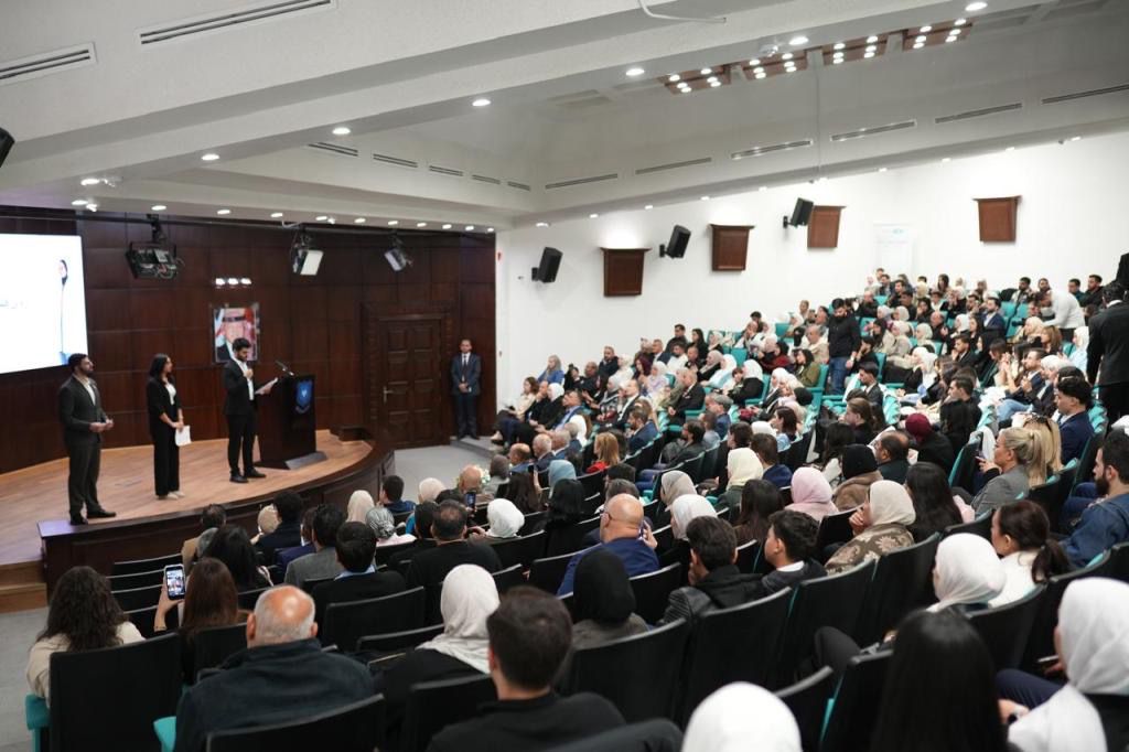 بحضور رئيس الديوان الملكي وبرعاية رئيس الجامعة: طلبة طب الأسنان في عمّان الأهلية يؤدّون قسم المهنة لبدء التدريب السريري