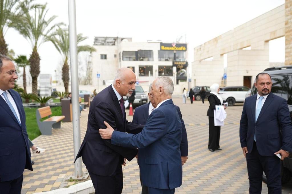 بحضور رئيس الديوان الملكي وبرعاية رئيس الجامعة: طلبة طب الأسنان في عمّان الأهلية يؤدّون قسم المهنة لبدء التدريب السريري