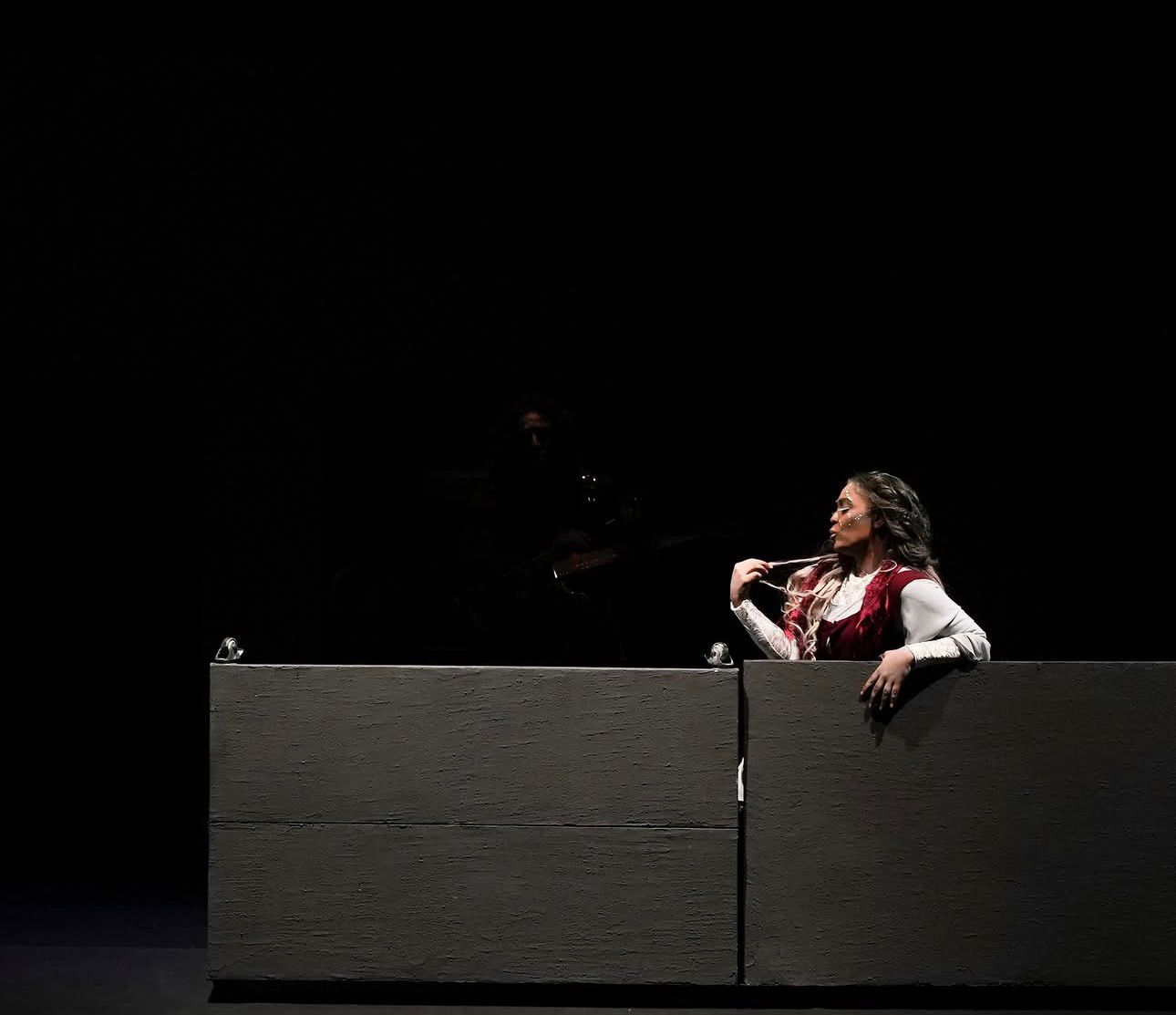 قراءة الدكتور سامي الجمعان النقدية لمسرحية (نصف ليلى) ضمن عروض أيام الشارقة المسرحية 35