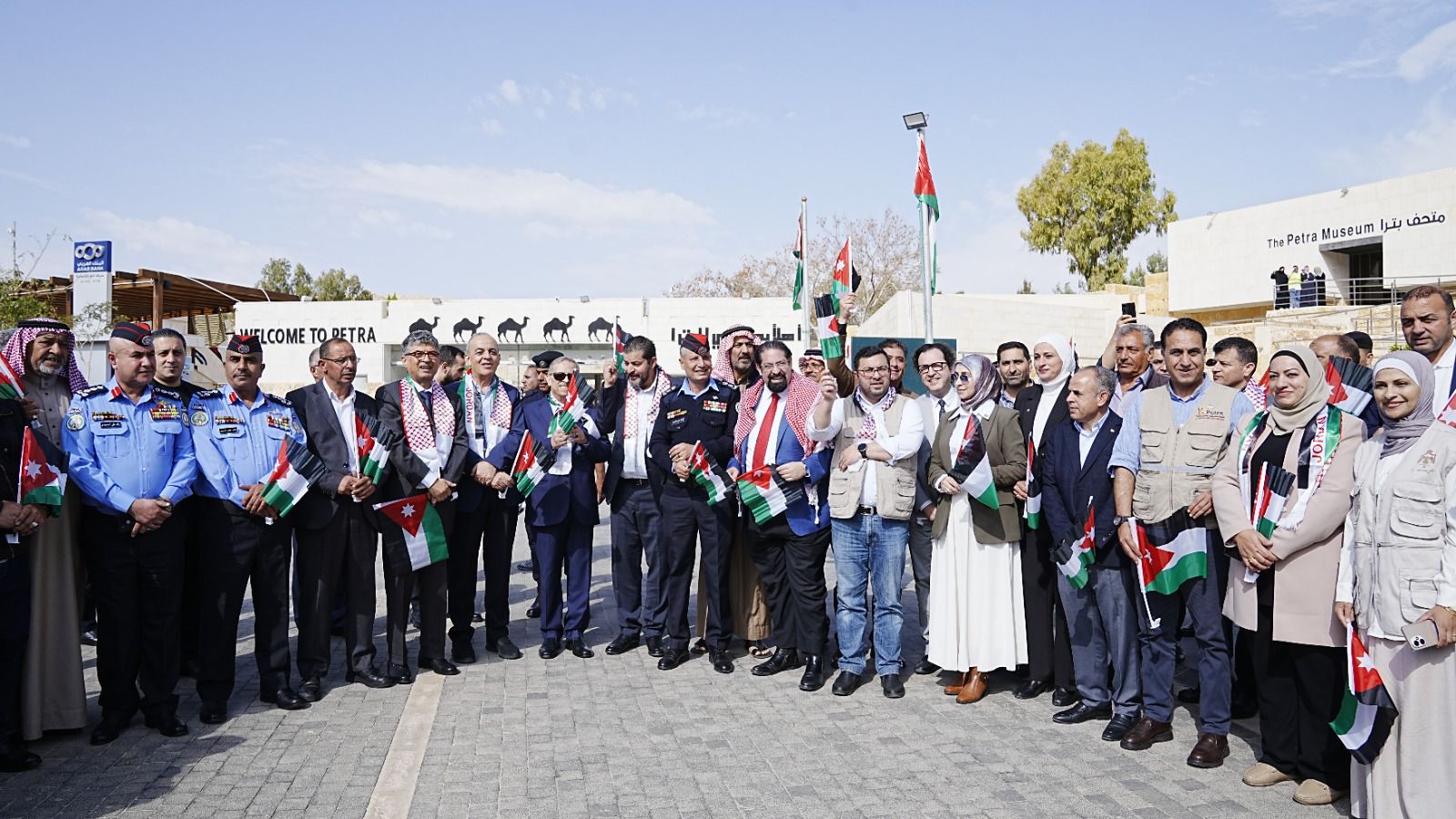 مسيرة وطنية في البترا احتفاء بيوم العلم الأردني بمشاركة رسمية ومجتمعية واسعة
