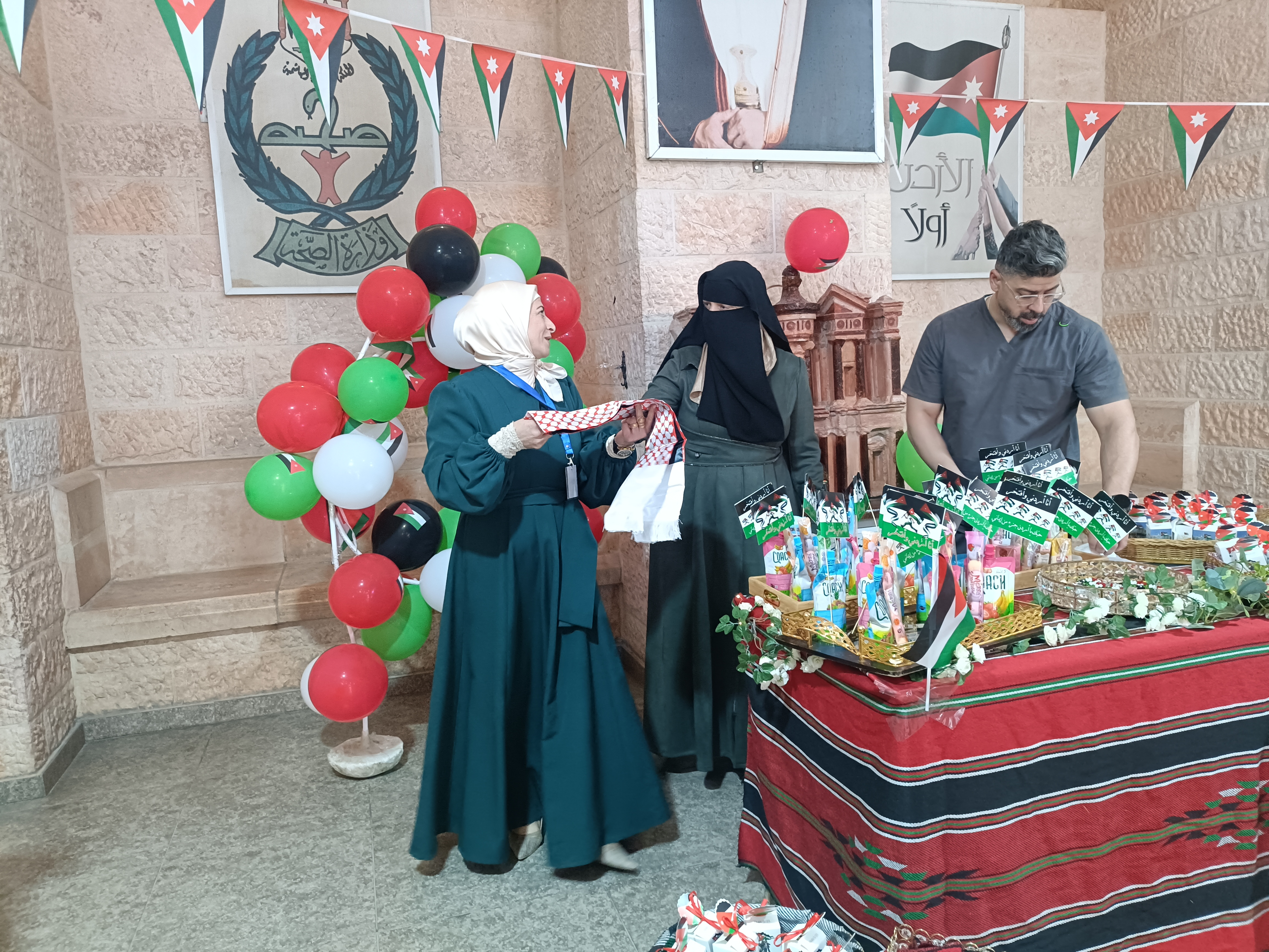 قسم المحاسبة في مستشفى الملكة رانيا العبدالله بالبترا يحتفي بيوم العلم الأردني ويجدد معاني الولاء والانتماء