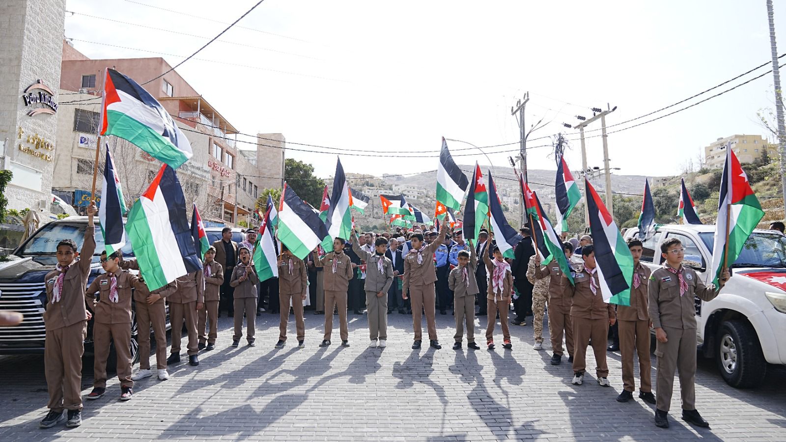 مسيرة وطنية في البترا احتفاء بيوم العلم الأردني بمشاركة رسمية ومجتمعية واسعة