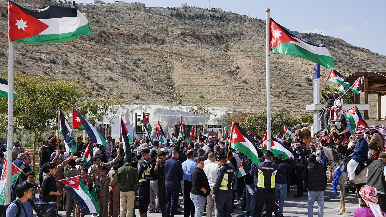 مسيرة وطنية في البترا احتفاء بيوم العلم الأردني بمشاركة رسمية ومجتمعية واسعة