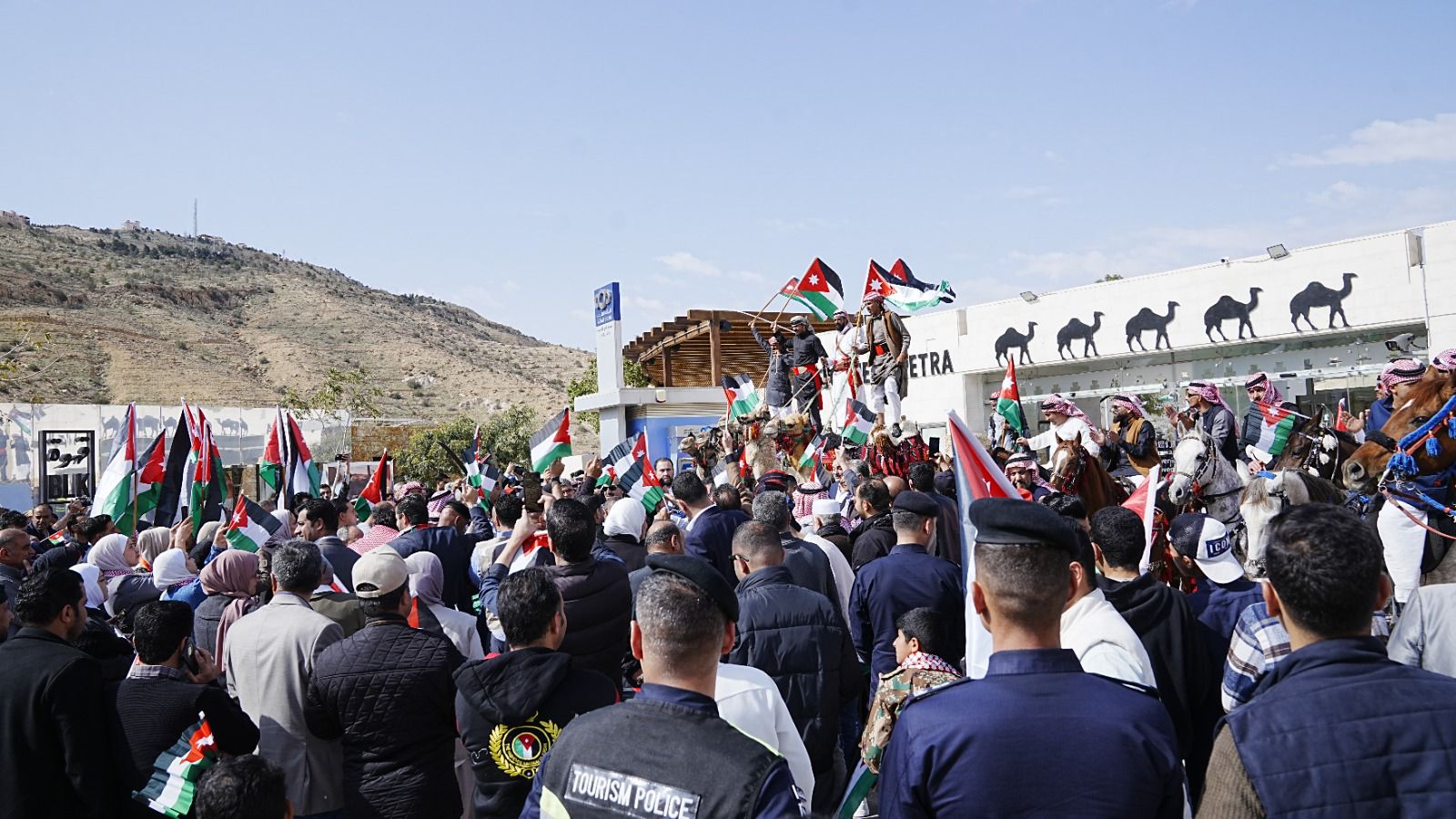 مسيرة وطنية في البترا احتفاء بيوم العلم الأردني بمشاركة رسمية ومجتمعية واسعة