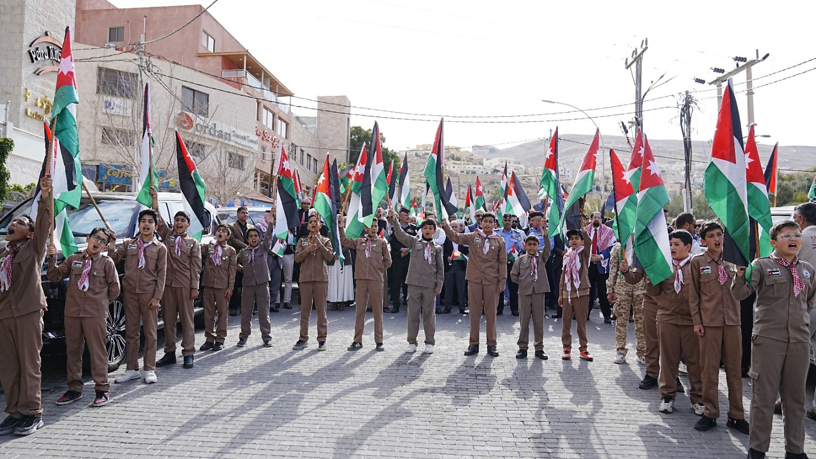 مسيرة وطنية في البترا احتفاء بيوم العلم الأردني بمشاركة رسمية ومجتمعية واسعة