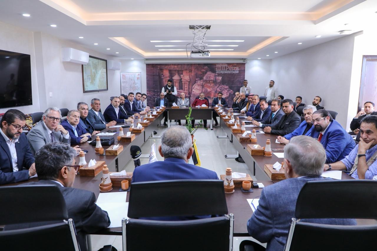 وزير السياحة والآثار يترأس اجتماعاً موسعاً في البترا لبحث دعم القطاع السياحي وتعزيز استدامته