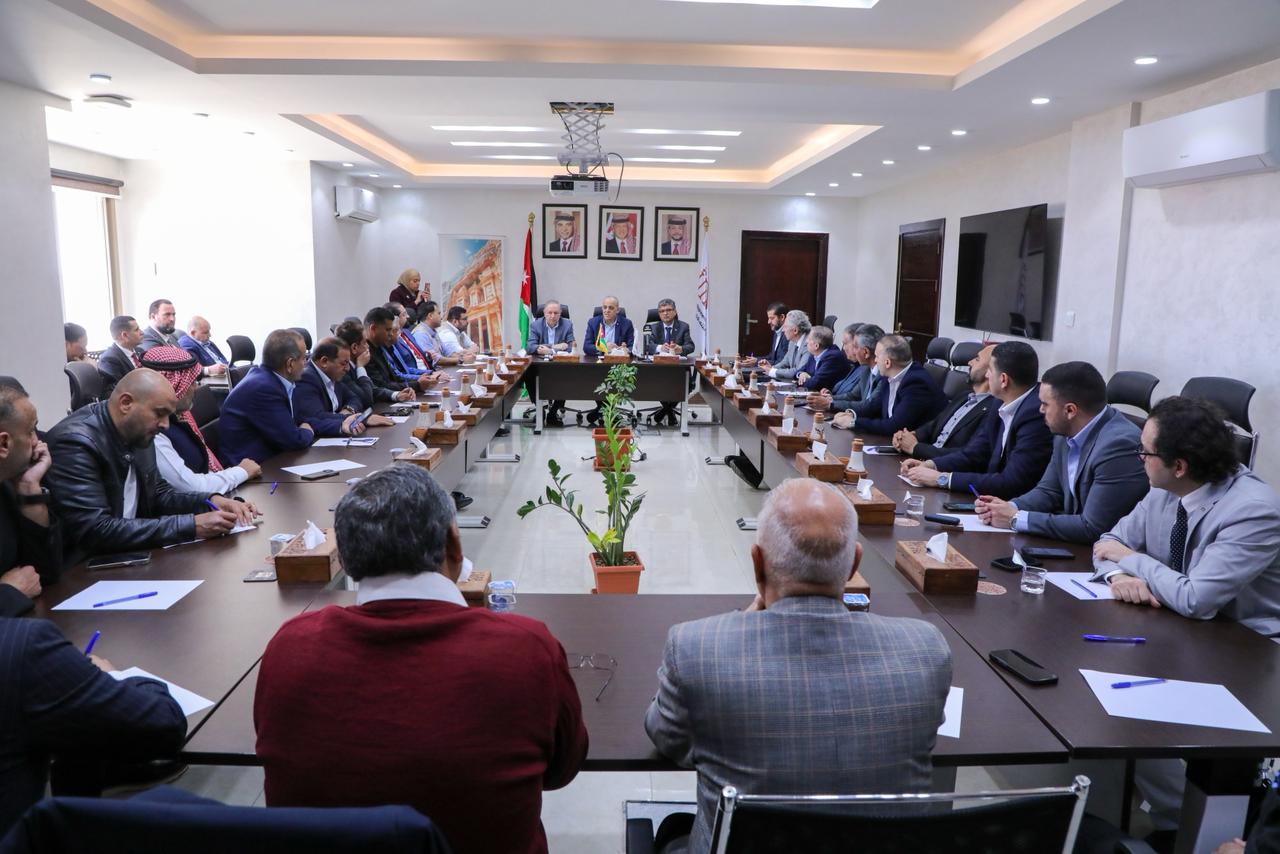 وزير السياحة والآثار يترأس اجتماعاً موسعاً في البترا لبحث دعم القطاع السياحي وتعزيز استدامته