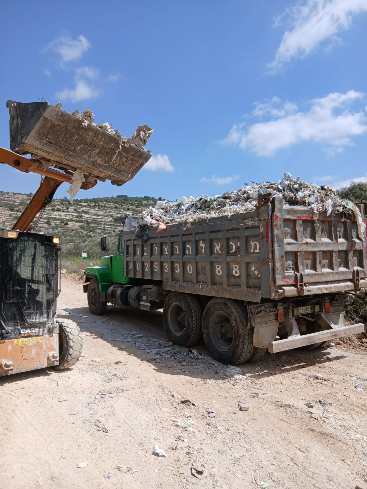 القدس: سلطة جودة البيئة تستجيب لمناشدة المواطنين في بلدة بدو وتزيل بؤرة نفايات عشوائي