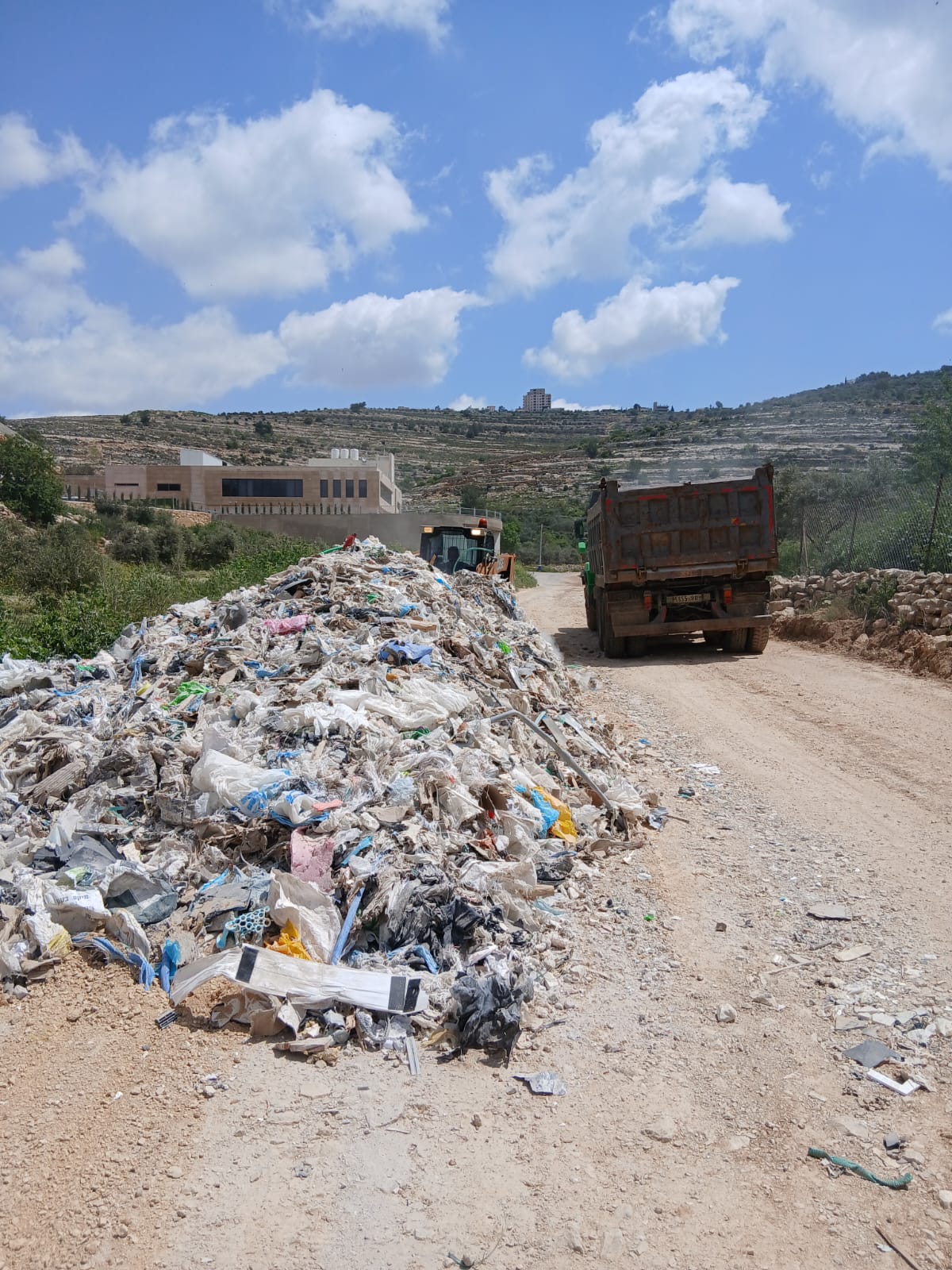 القدس: سلطة جودة البيئة تستجيب لمناشدة المواطنين في بلدة بدو وتزيل بؤرة نفايات عشوائي
