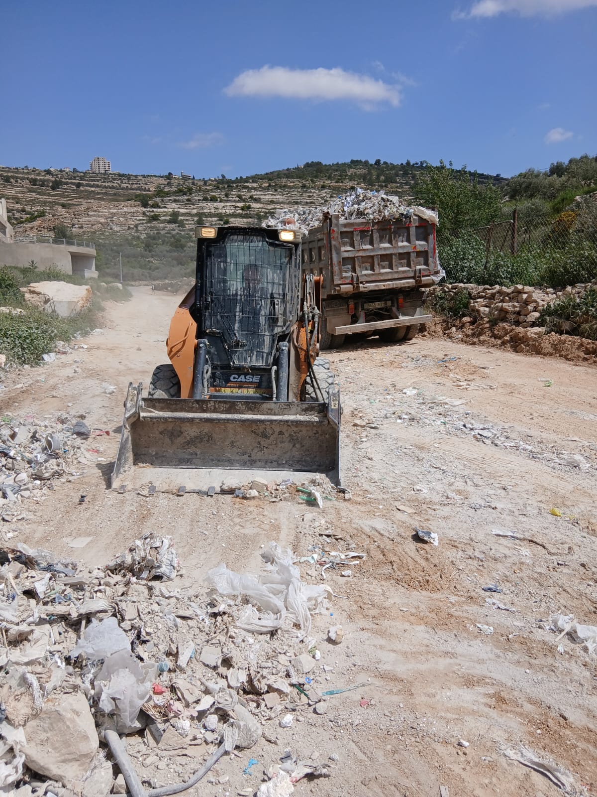 القدس: سلطة جودة البيئة تستجيب لمناشدة المواطنين في بلدة بدو وتزيل بؤرة نفايات عشوائي