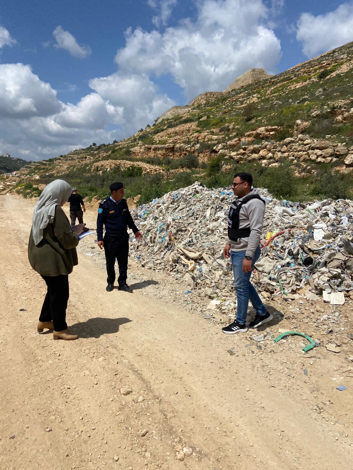 القدس: سلطة جودة البيئة تستجيب لمناشدة المواطنين في بلدة بدو وتزيل بؤرة نفايات عشوائي