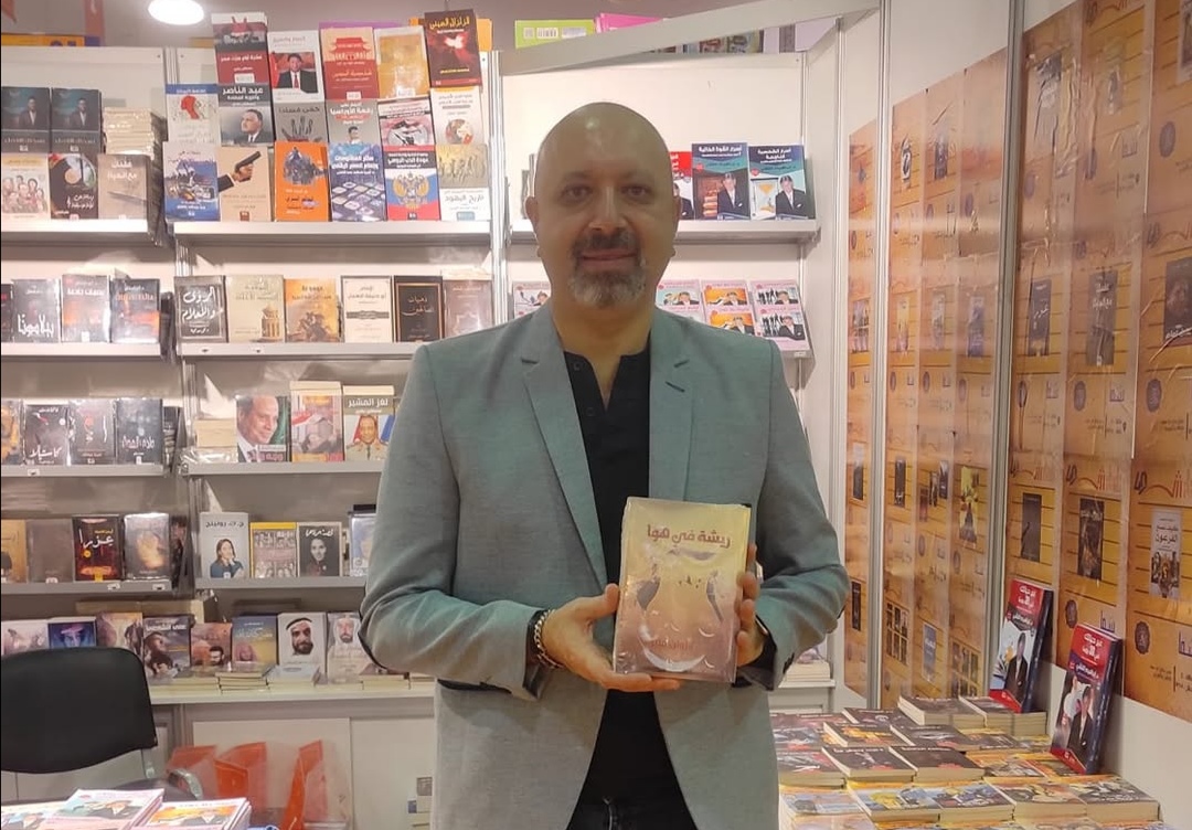 الكاتب مروان منير يفكك شيفرة الجبر والاختيار في رواية ريشة في هوا 