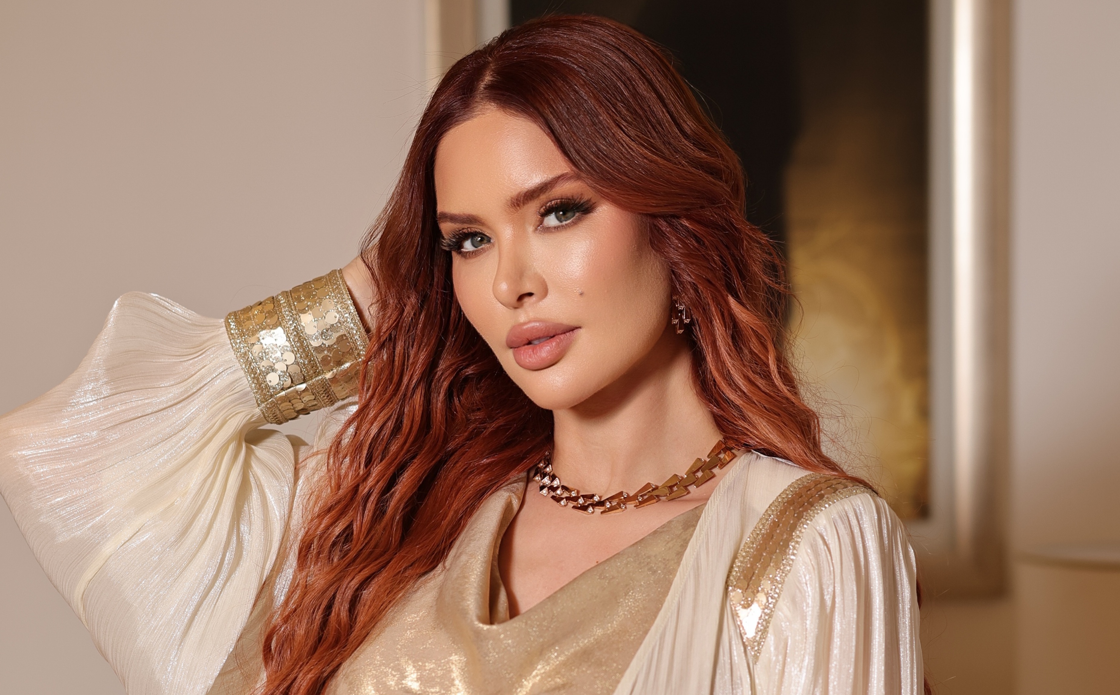 الفنانة عايشه عثمان تهدي الامارات اغنية وطنية بعنوان  فهمتوا السر