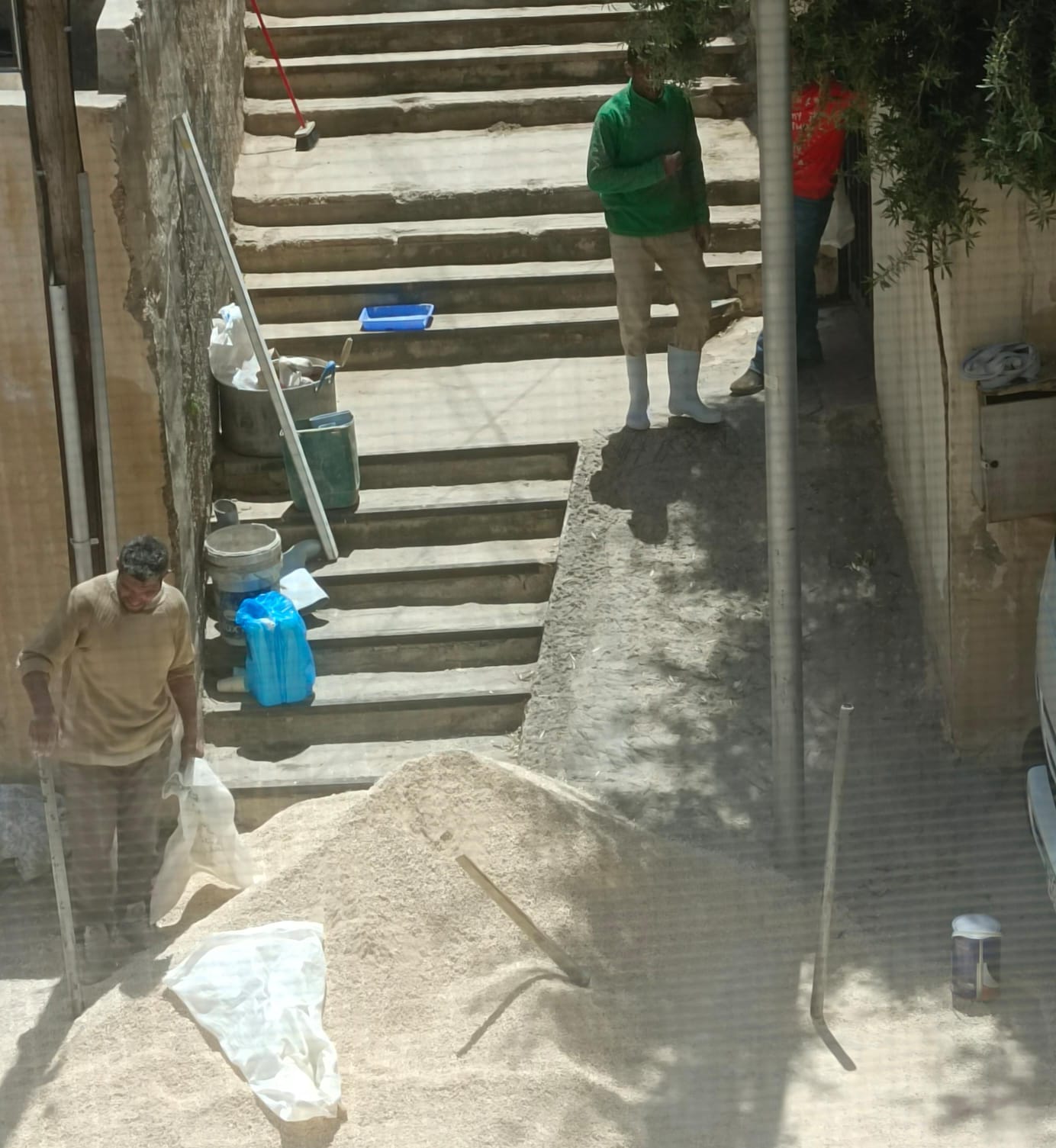 الزميلة ملك سويدان تكتب : حين يحتفل الجميع… يبقى العامل على رأس عمله