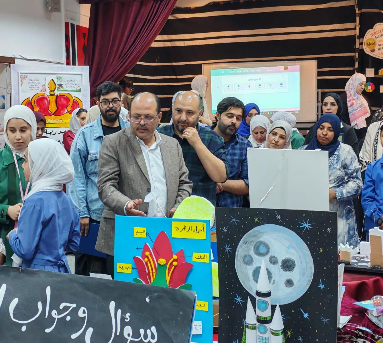 أبو الفول يفتتح معرض الوسائل التعليمية في مدرسة هند بنت عتبة الثانوية