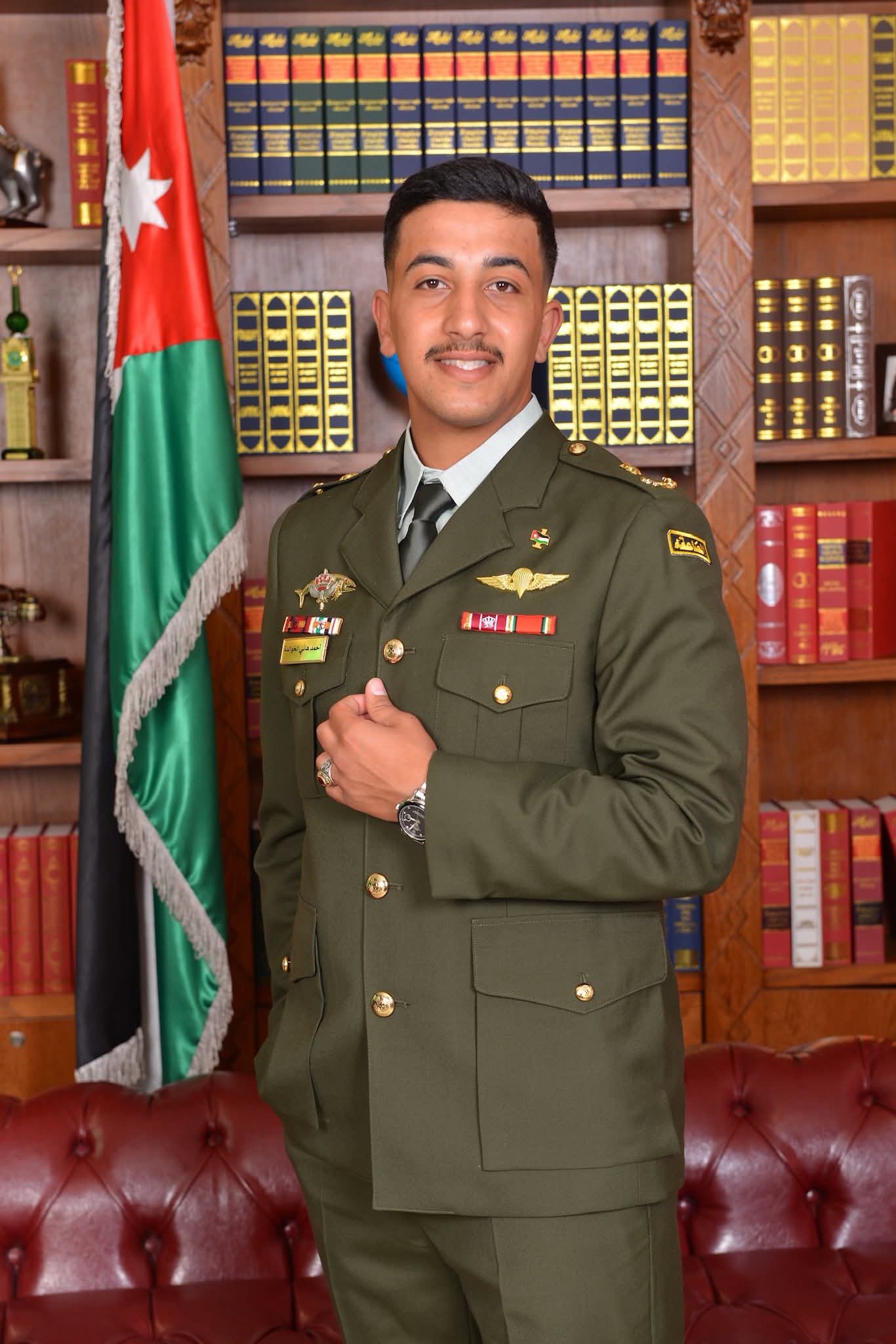 محمد العبادي يهنئ أحمد هاني العناجرة بتخرجه من جامعة مؤتة – الجناح العسكري