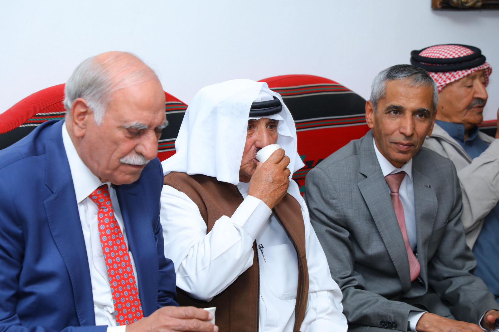النجادا والحنيطي نسايب.. الوزير الأسبق محمود الخرابشة  طلب والشيخ محمد عبدالوهاب الحنيطي قام بالترحيب بالجاهه والعميد الطيار منير الحنيطي أعطى