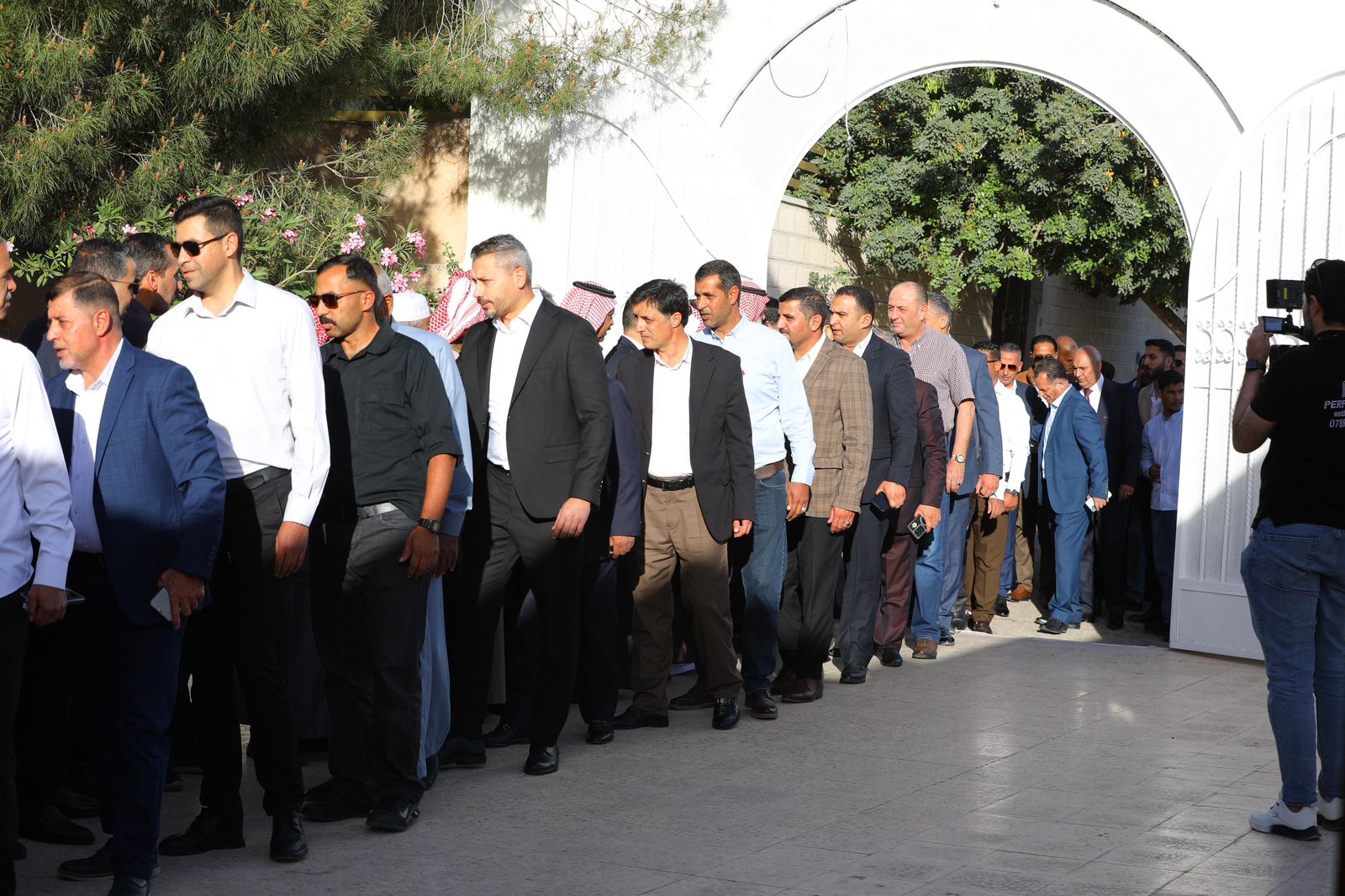 النجادا والحنيطي نسايب.. الوزير الأسبق محمود الخرابشة  طلب والشيخ محمد عبدالوهاب الحنيطي قام بالترحيب بالجاهه والعميد الطيار منير الحنيطي أعطى