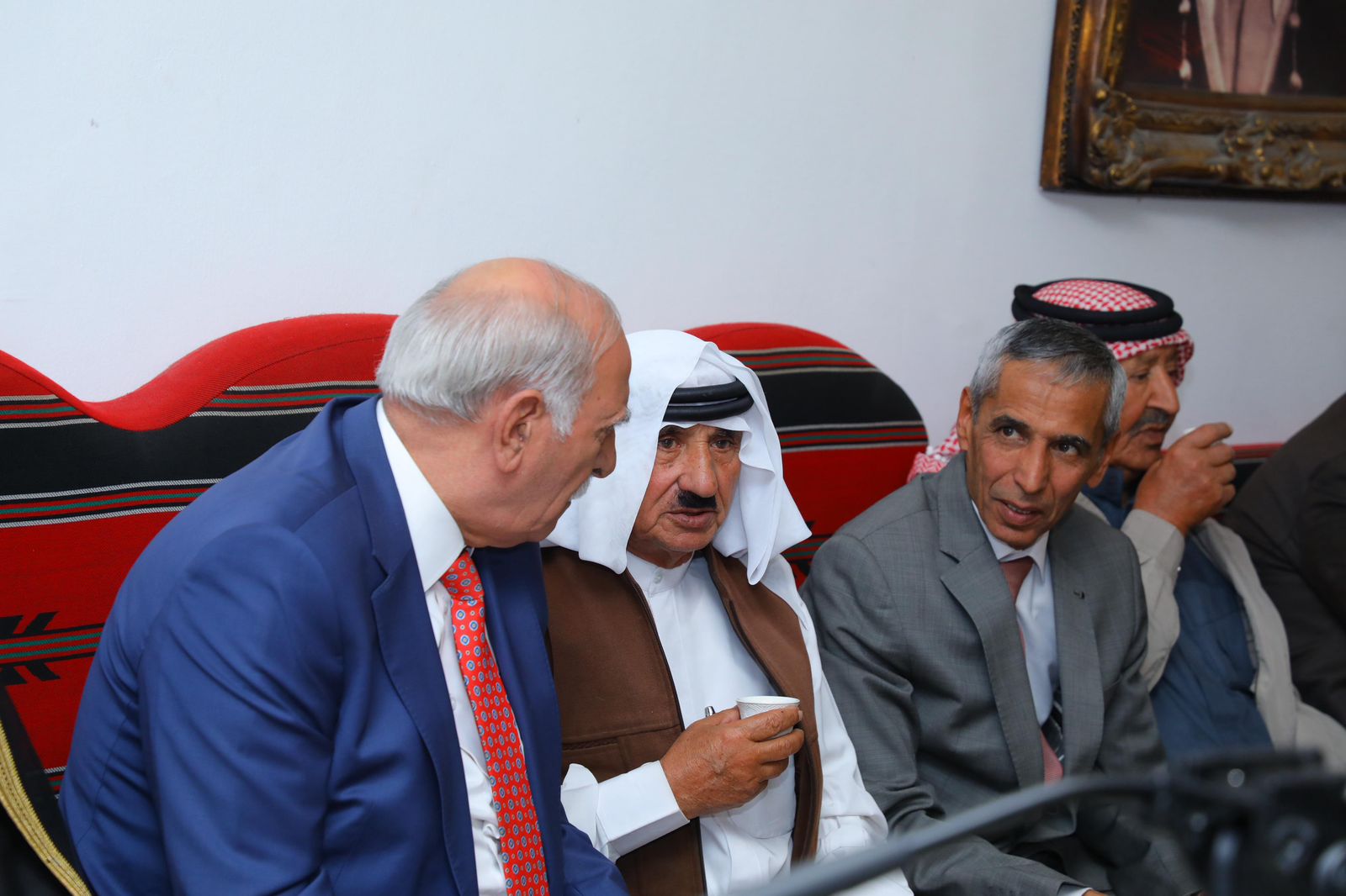 النجادا والحنيطي نسايب.. الوزير الأسبق محمود الخرابشة  طلب والشيخ محمد عبدالوهاب الحنيطي قام بالترحيب بالجاهه والعميد الطيار منير الحنيطي أعطى