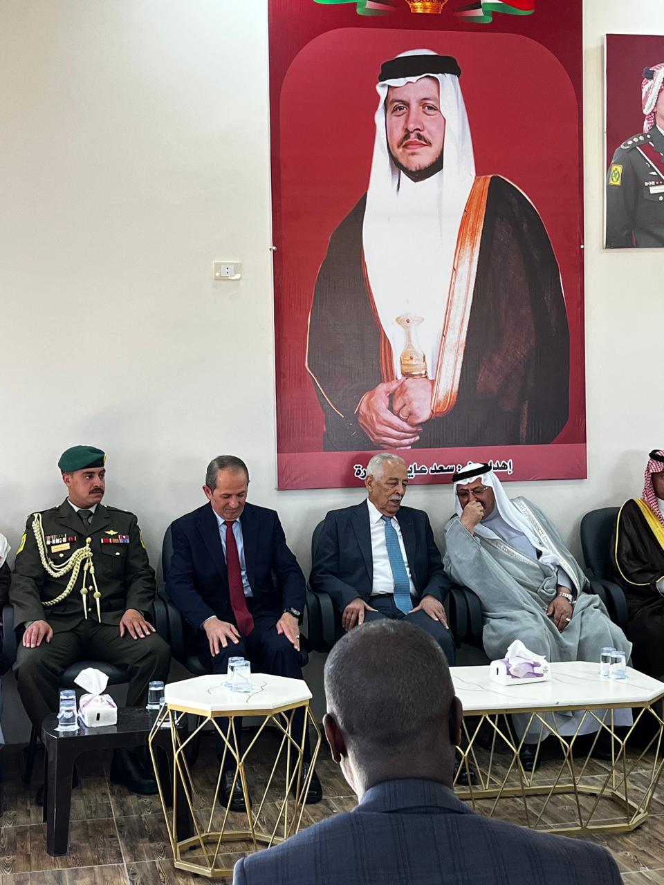 رئيس الديوان الملكي ينقل تعازي جلالة الملك وسمو ولي العهد إلى عشيرة الشورة في مادبا