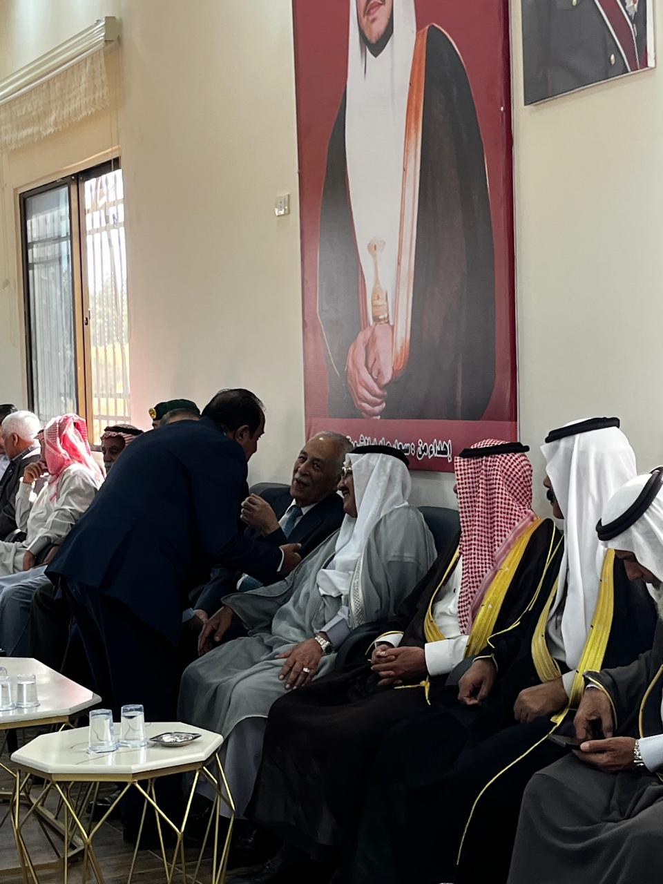 رئيس الديوان الملكي ينقل تعازي جلالة الملك وسمو ولي العهد إلى عشيرة الشورة في مادبا