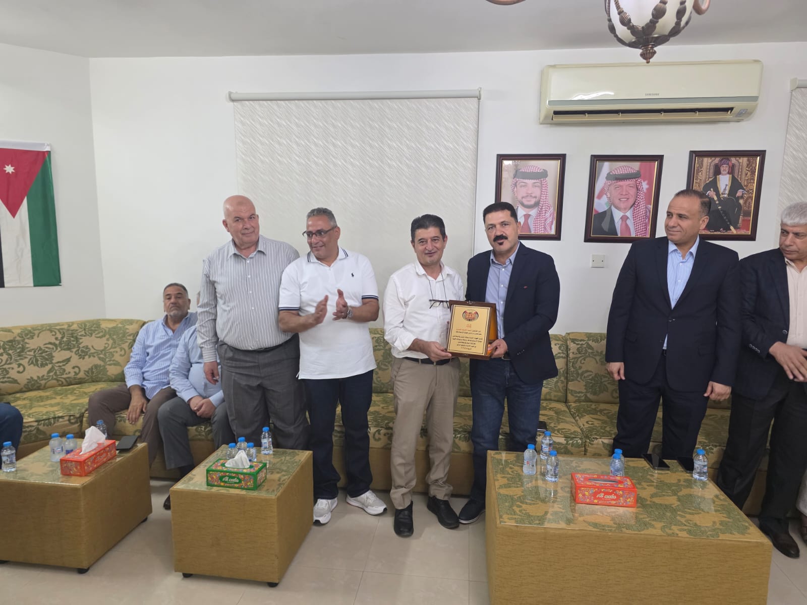 نادي الجالية الأردنية في سلطنة عُمان يكرّم  عبد الكريم العمري  تقديرًا لعطائه وجهوده.