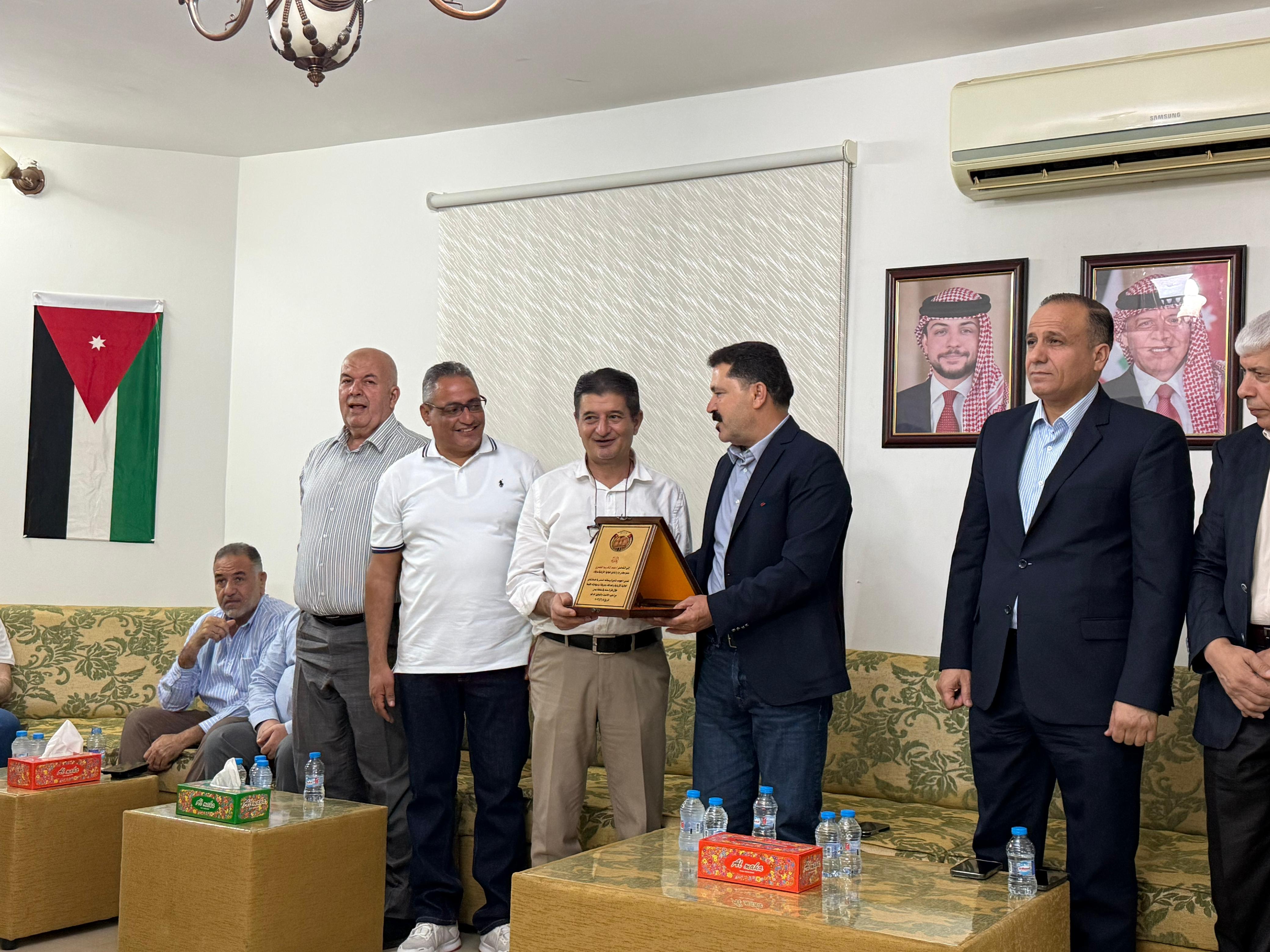 نادي الجالية الأردنية في سلطنة عُمان يكرّم  عبد الكريم العمري  تقديرًا لعطائه وجهوده.