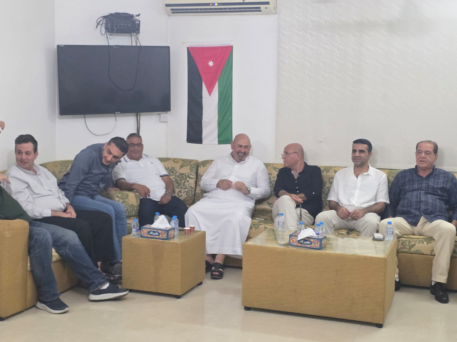 نادي الجالية الأردنية في سلطنة عُمان يكرّم  عبد الكريم العمري  تقديرًا لعطائه وجهوده.