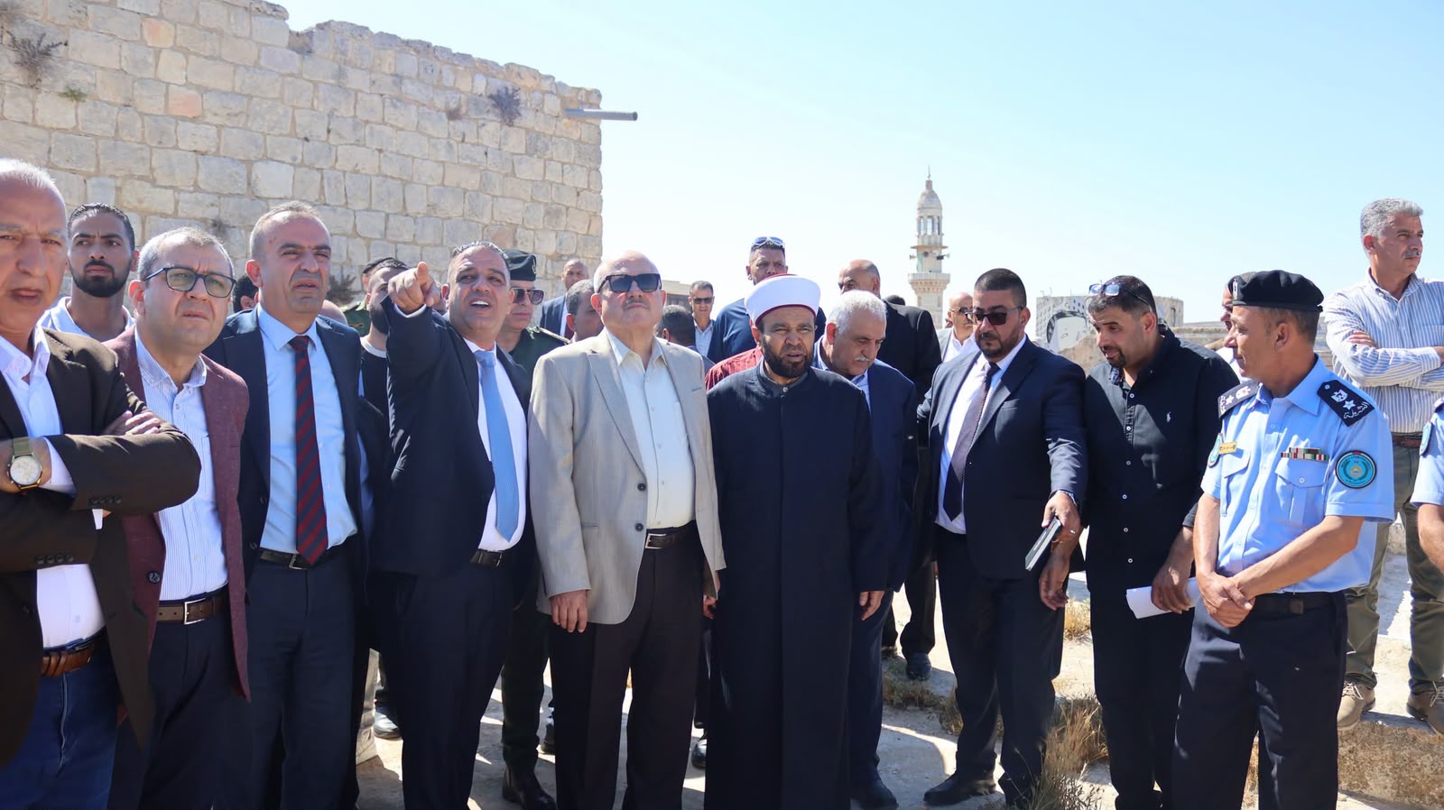 القدس: م. سمحان يشارك في جولة وزارية للاطلاع على التحديات البيئية والتنموية في قرى شمال غرب القدس
