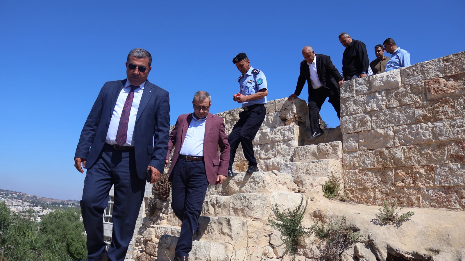 القدس: م. سمحان يشارك في جولة وزارية للاطلاع على التحديات البيئية والتنموية في قرى شمال غرب القدس