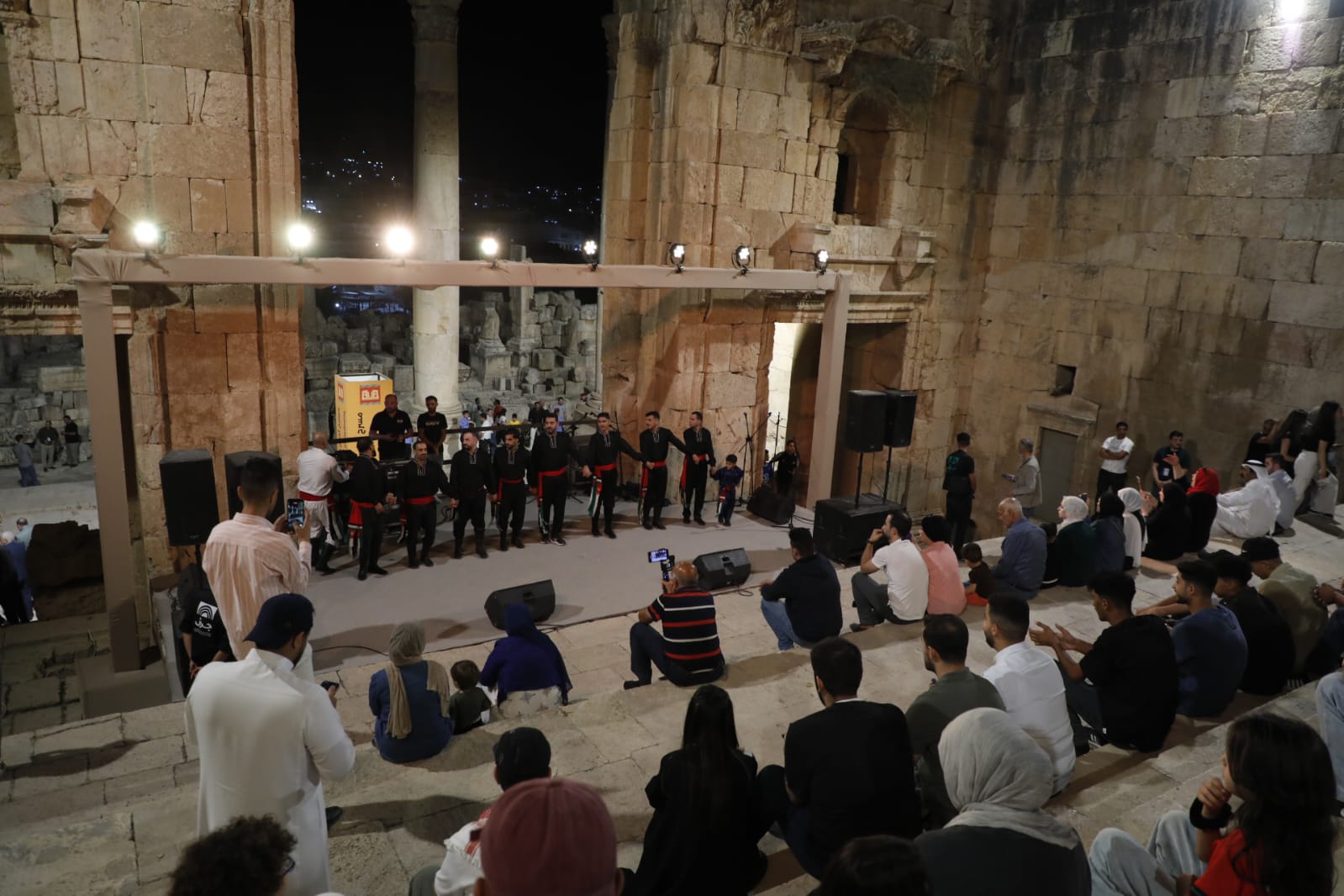 الغناء والشعر والفلكلور يجتمعون على مسرح ارتيمس