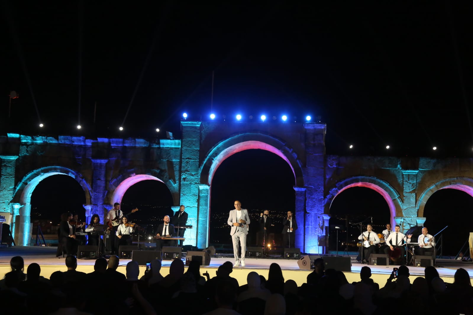 الكويت وكوريا ومصر وفلسطين ضيوف بفنهم على مسرح(الهيبودروم)