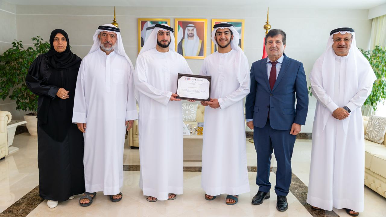 راشد بن حمدان يكرّم الفريق الطلابي الفائز في البطولة الأسيوية المفتوحة FLL  والطلبة الفائزين بجوائز FitzEd بجامعة كامبريدج